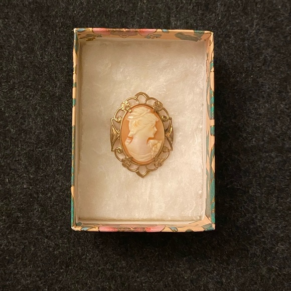 Authentic vintage shell cameo brooch with filigree frame - Picture 2 of 12